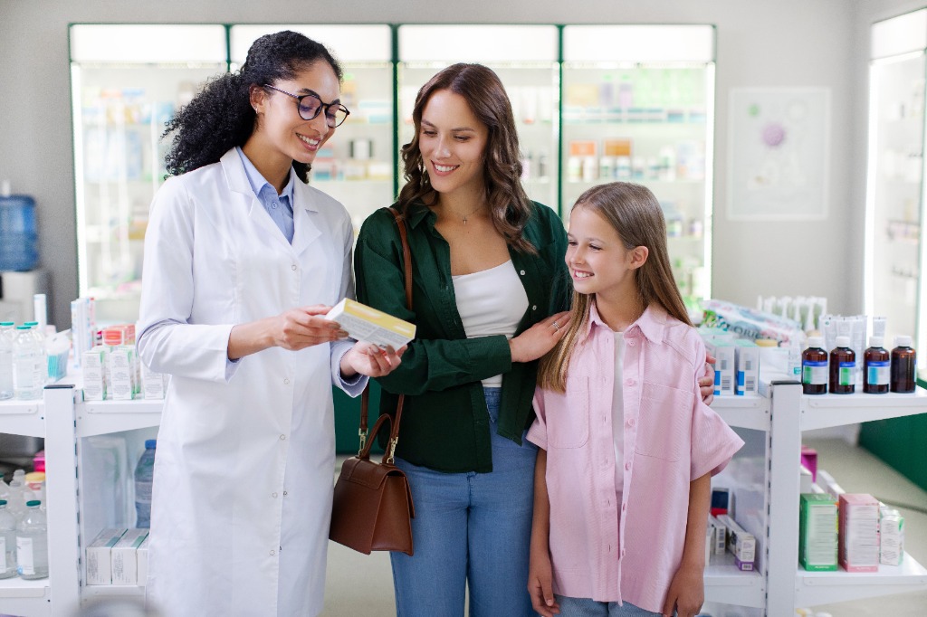 Farmacéutica atendiendo a clientes en Farmacia Cuquimar